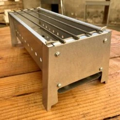 Spiedini Saté-bbq Bali 40 Mini - Kleine, Smalle Houtskoolbarbecue Met Horizontaal Rooster Voor Sate Of Andere Spiesjes - 40 Cm Lang, 11 Cm Breed, 14 Cm Hoog - Ideaal Voor Tuin- Of Open Haard, Of Balkon - Materiaal: Gealuminiseerd Ijzer 14 Spiedini Saté-bbq Bali 40 Mini - Kleine, Smalle Houtskoolbarbecue Met Horizontaal Rooster Voor Sate Of Andere Spiesjes - 40 Cm Lang, 11 Cm Breed, 14 Cm Hoog - Ideaal Voor Tuin- Of Open Haard, Of Balkon - Materiaal: Gealuminiseerd Ijzer -Barbecue Benodigdheden Winkel 1200x1200 3