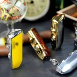 Cohiba® Sigarenaansteker - Sigarenboor - Sigaren - Sigaar - Cohiba Aansteker - Sigarenboor - Sigaren Accessoires - Sigarenknipper - Sigaar Aansteker - Cohiba - Incl. Luxe Geschenkdoos - Rood -Barbecue Benodigdheden Winkel 1200x1200 316