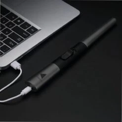 Oplaadbare Lange Elektrische Aansteker - Duurzame Plasma Aansteker – Luxe Aansteker - Inclusief Cadeauverpakking - BBQ – Kaarsen - Zwart 15 Oplaadbare Lange Elektrische Aansteker - Duurzame Plasma Aansteker – Luxe Aansteker - Inclusief Cadeauverpakking - BBQ – Kaarsen - Zwart -Barbecue Benodigdheden Winkel 1200x1200 383