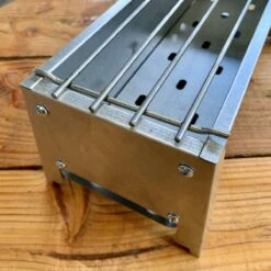 Spiedini Saté-bbq Bali 40 Mini - Kleine, Smalle Houtskoolbarbecue Met Horizontaal Rooster Voor Sate Of Andere Spiesjes - 40 Cm Lang, 11 Cm Breed, 14 Cm Hoog - Ideaal Voor Tuin- Of Open Haard, Of Balkon - Materiaal: Gealuminiseerd Ijzer 15 Spiedini Saté-bbq Bali 40 Mini - Kleine, Smalle Houtskoolbarbecue Met Horizontaal Rooster Voor Sate Of Andere Spiesjes - 40 Cm Lang, 11 Cm Breed, 14 Cm Hoog - Ideaal Voor Tuin- Of Open Haard, Of Balkon - Materiaal: Gealuminiseerd Ijzer -Barbecue Benodigdheden Winkel 1200x1200 4