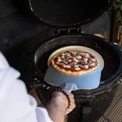 Boska Pizzasteen Deluxe L - Voor Oven & BBQ - Knapperige Pizza's - Ø 35 Cm - BBQ Accessoires 25 Boska Pizzasteen Deluxe L - Voor Oven & BBQ - Knapperige Pizza's - Ø 35 Cm - BBQ Accessoires -Barbecue Benodigdheden Winkel 1200x1200 612