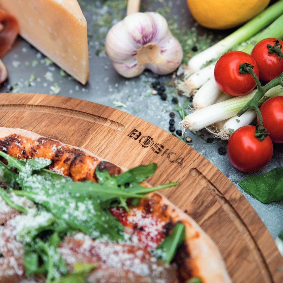 Boska Pizzaplank Friends L - BBQ Accessoires - Eikenhout - Handige Opvanggeul - Ø 34 Cm 7 Boska Pizzaplank Friends L - BBQ Accessoires - Eikenhout - Handige Opvanggeul - Ø 34 Cm - Afbeelding 5