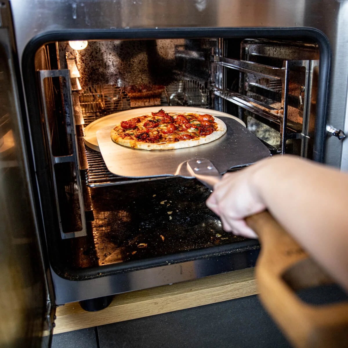 Boska Pizzasteen Deluxe - Voor Oven & BBQ - Knapperige Pizza's - Ø 29.5 Cm - BBQ Accessoires 15 Boska Pizzasteen Deluxe - Voor Oven & BBQ - Knapperige Pizza's - Ø 29.5 Cm - BBQ Accessoires - Afbeelding 13