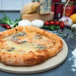 Boska Pizzasteen Deluxe - Voor Oven & BBQ - Knapperige Pizza's - Ø 29.5 Cm - BBQ Accessoires 39 Boska Pizzasteen Deluxe - Voor Oven & BBQ - Knapperige Pizza's - Ø 29.5 Cm - BBQ Accessoires -Barbecue Benodigdheden Winkel 1200x1200 662