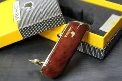 Cohiba® Sigarenaansteker - Sigarenboor - Sigaren - Sigaar - Cohiba Aansteker - Sigarenboor - Sigaren Accessoires - Sigarenknipper - Sigaar Aansteker - Cohiba - Incl. Luxe Geschenkdoos - Rood -Barbecue Benodigdheden Winkel 1200x800 41
