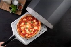 Ooni Pizzaschep Aluminium - Perforated Pizza Peel 12 Inch 11 Ooni Pizzaschep Aluminium - Perforated Pizza Peel 12 Inch -Barbecue Benodigdheden Winkel 1200x806 2