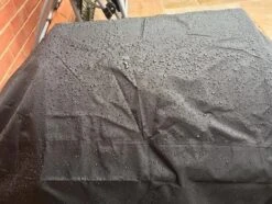 COVER UP HOC RED Label BBQ Hoes 145x61x117 Cm Waterdichte Barbecue Hoes / Afdekhoes Bbq / Met Trekkoord, Bbq Hoes, Bbq Hoes Waterdicht, Bbq Beschermhoes Zwart 21 COVER UP HOC RED Label BBQ Hoes 145x61x117 Cm Waterdichte Barbecue Hoes / Afdekhoes Bbq / Met Trekkoord, Bbq Hoes, Bbq Hoes Waterdicht, Bbq Beschermhoes Zwart -Barbecue Benodigdheden Winkel 1200x902 3