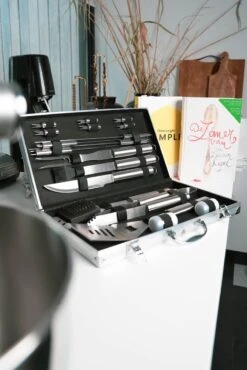 Sens Design BBQ Accesoires - 18 Delig - BBQ Gereedschapset Koffer -Barbecue Benodigdheden Winkel 801x1200